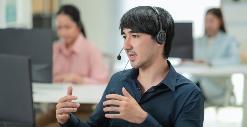 Trainer using training management software to support students through an online session